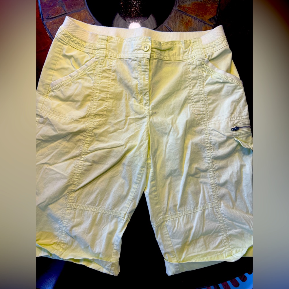 Chico’s Spring Green Cargos Size 1.5 (10-12)